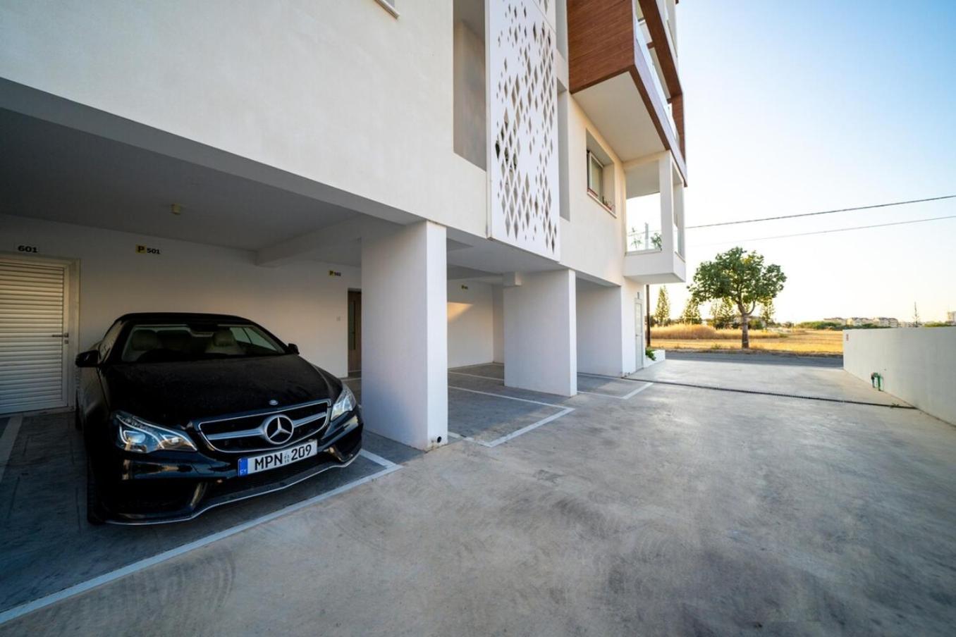 Majestic Sunset Salt Lake Views 300M From Beach Larnaca Exterior photo