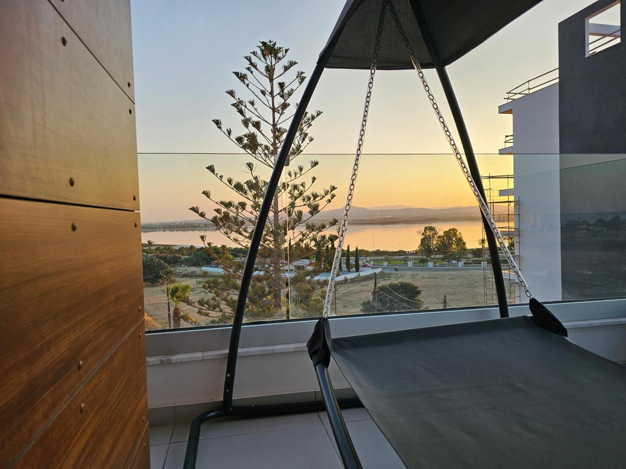 Majestic Sunset Salt Lake Views 300M From Beach Larnaca Exterior photo